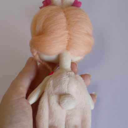 Міні лялька зайка з косичками текстильна в комбінезоні