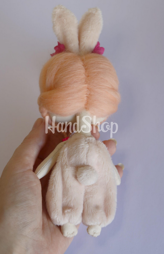 Міні лялька зайка з косичками текстильна в комбінезоні Міні лялька зайка з косичками текстильна в комбінезоні