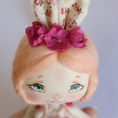 Міні лялька зайка з косичками текстильна в комбінезоні