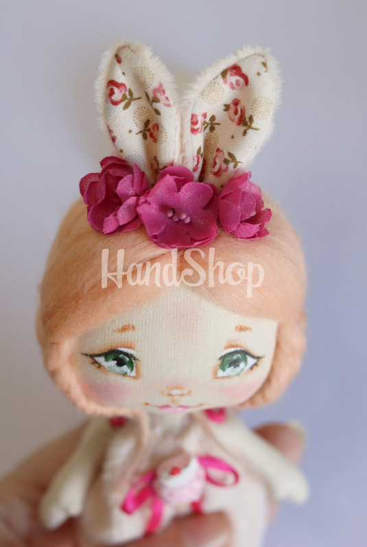 Міні лялька зайка з косичками текстильна в комбінезоні Міні лялька зайка з косичками текстильна в комбінезоні