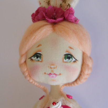 Міні лялька зайка з косичками текстильна в комбінезоні