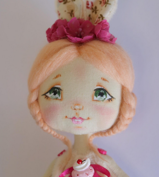 Міні лялька зайка з косичками текстильна в комбінезоні