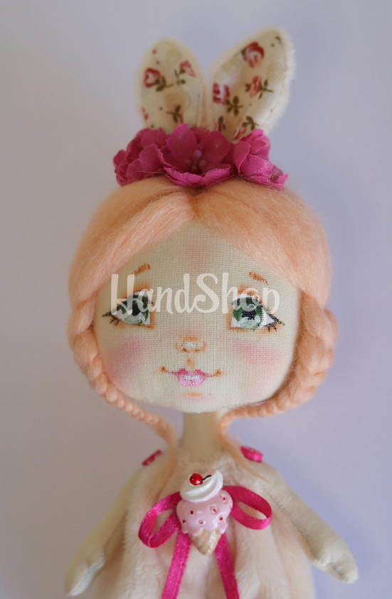 Міні лялька зайка з косичками текстильна в комбінезоні Міні лялька зайка з косичками текстильна в комбінезоні