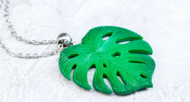 Зелена феєрія листя Монстери: авторський комплект прикрас з полімерної глини - витончений кулон і елегантні сережки