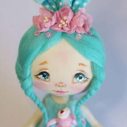 Міні лялька зайка у бірюзовому плюшевому комбінезоні