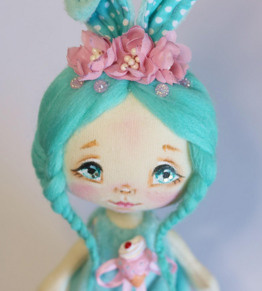 Міні лялька зайка у бірюзовому плюшевому комбінезоні