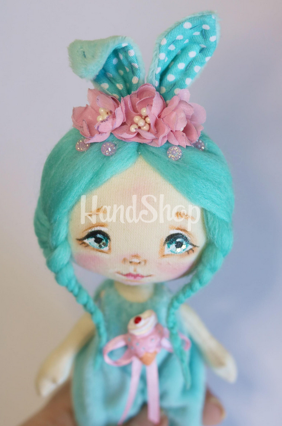 Міні лялька зайка у бірюзовому плюшевому комбінезоні Міні лялька зайка у бірюзовому плюшевому комбінезоні