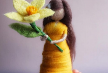 Миле чудо: авторська лялька-сувенір з натуральної шерсті з квіткою нарцис - неповторний витвір мистецтва