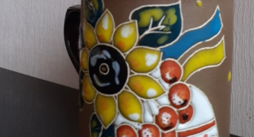 Розкішна кераміка з українським шармом: чудова сувенірна чашка з ручним розписом - вишитий ручник та квіти України