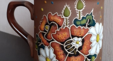 Квітуча краса українських полів: унікальна керамічна чашка ручної роботи з розписом маків та ромашок