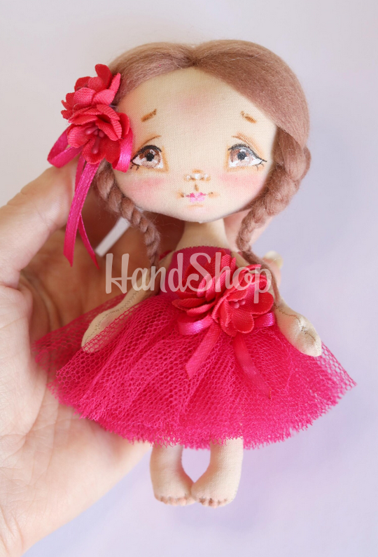 Кукла авторская рыжеволосая с двумя косичками и бантом Кукла авторская рыжеволосая с двумя косичками и бантом