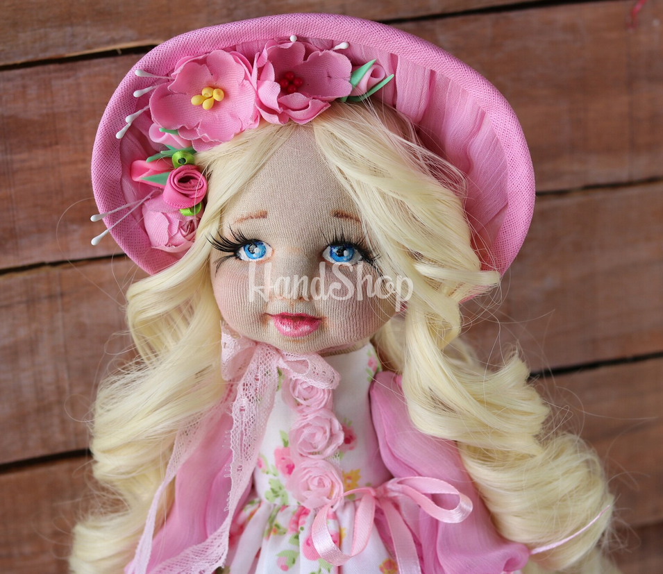 Наша авторська вишукана текстильна ретро лялька – справжня перлина для поціновувачів класики та ручної роботи. Наша авторська вишукана текстильна ретро лялька – справжня перлина для поціновувачів класики та ручної роботи.