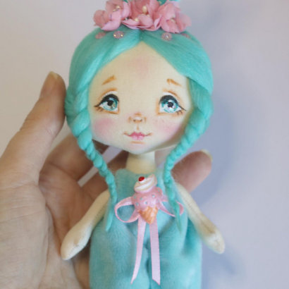 Міні лялька зайка у бірюзовому плюшевому комбінезоні