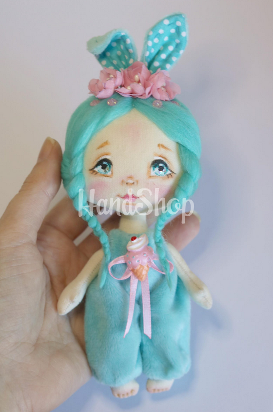Міні лялька зайка у бірюзовому плюшевому комбінезоні Міні лялька зайка у бірюзовому плюшевому комбінезоні
