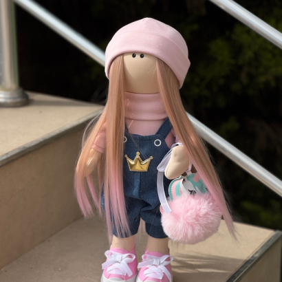 Інтер’єрна лялька ігрова в комбінезоні з довгим волоссям