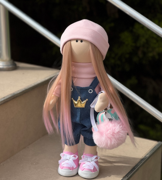 Інтер’єрна лялька ігрова в комбінезоні з довгим волоссям