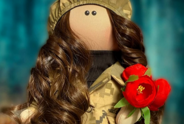 Красуня військового фронту: лялька тільда ручної роботи з довгими кудрявими волоссям у мілітарі формі