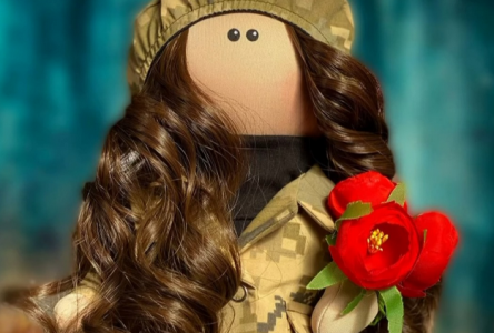 Красуня військового фронту: лялька тільда ручної роботи з довгими кудрявими волоссям у мілітарі формі