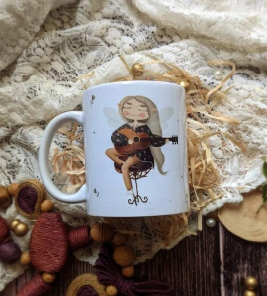 Авторська керамічна чашка дівчина фея з гітарою