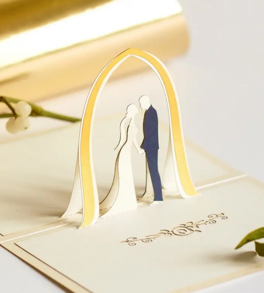 Свадебная открытка арка жених и невеста
