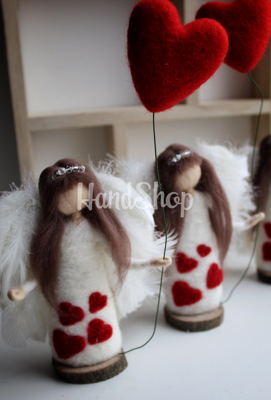 Авторська лялька валентинка в білій сукні на дерев'яній підставці Авторська лялька валентинка в білій сукні на дерев'яній підставці