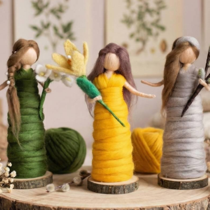 Сувенірна лялька веснянка у сукні квітка тюльпан із шерсті