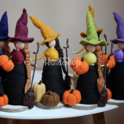 Лялька відьма з чорним котом на дерев’яній підставці Halloween