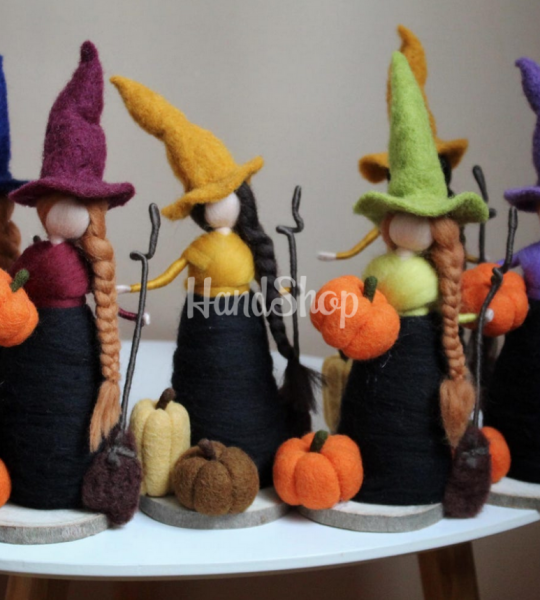 Лялька відьма з чорним котом на дерев’яній підставці Halloween