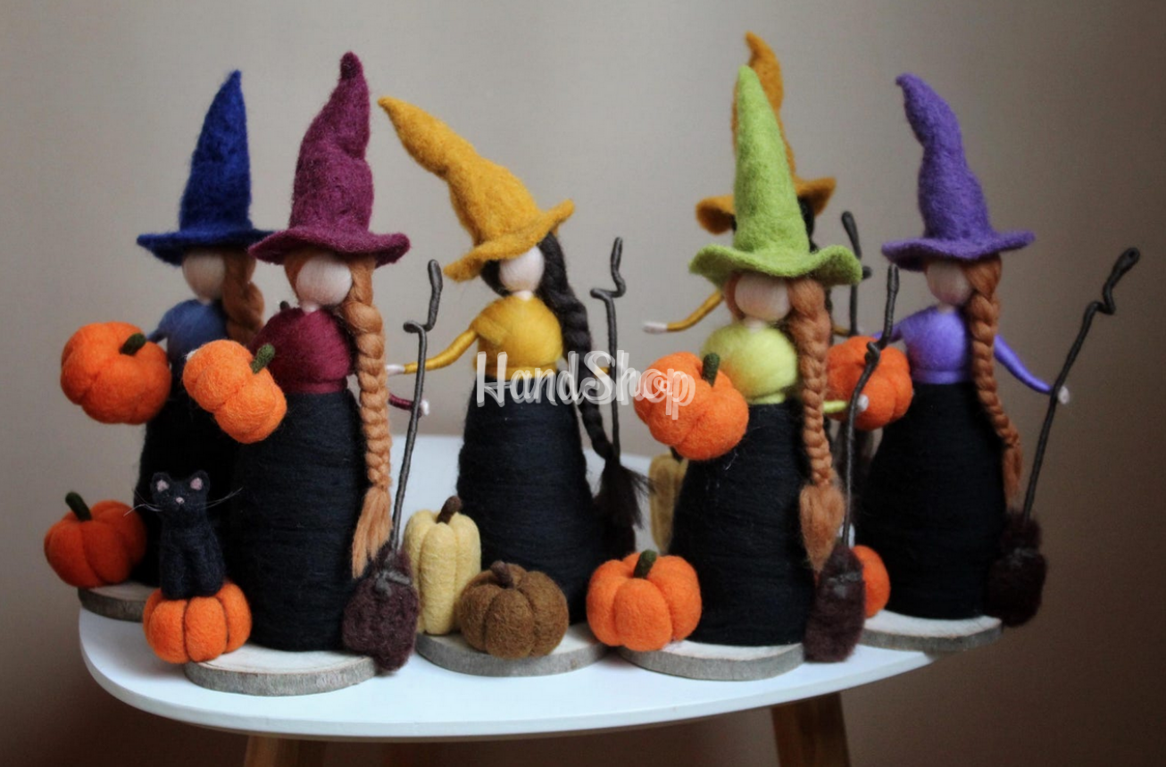 Лялька відьма з чорним котом на дерев’яній підставці Halloween Лялька відьма з чорним котом на дерев’яній підставці Halloween