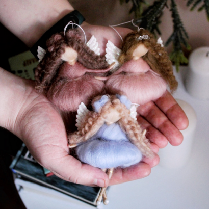 Лялечка янгол кудрява в пишній сукні валяна з вовни підвіска