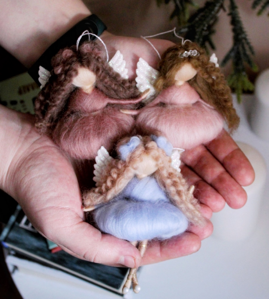 Лялечка янгол кудрява в пишній сукні валяна з вовни підвіска