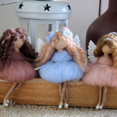 Лялечка янгол кудрява в пишній сукні валяна з вовни підвіска