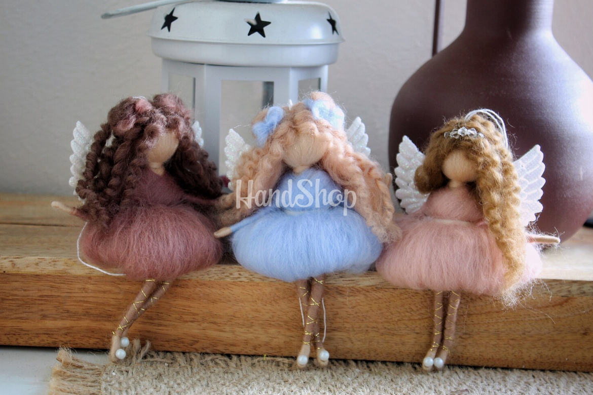 Лялечка янгол кудрява в пишній сукні валяна з вовни підвіска Лялечка янгол кудрява в пишній сукні валяна з вовни підвіска