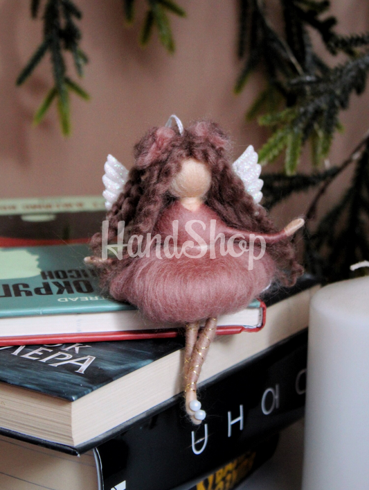 Лялечка янгол кудрява в пишній сукні валяна з вовни підвіска Лялечка янгол кудрява в пишній сукні валяна з вовни підвіска