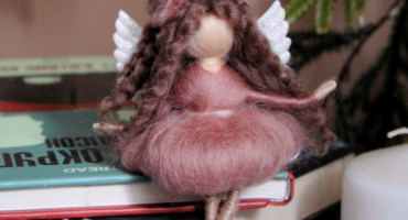 Кудрява елегантність: лялька ангел підвіска у коричневій сукні з вовняним акцентом та стильним образом