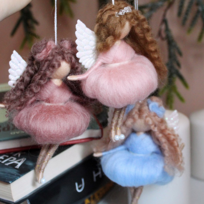 Лялечка янгол кудрява в пишній сукні валяна з вовни підвіска
