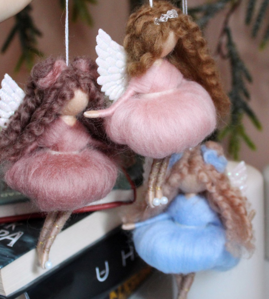 Лялечка янгол кудрява в пишній сукні валяна з вовни підвіска