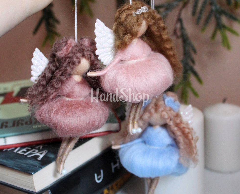 Лялечка янгол кудрява в пишній сукні валяна з вовни підвіска Лялечка янгол кудрява в пишній сукні валяна з вовни підвіска