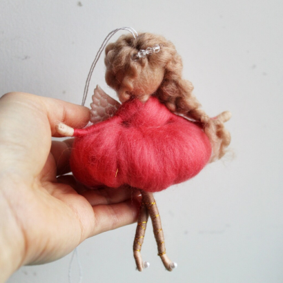 Лялечка сувенір ангел з вовни в пишній рожевій сукні