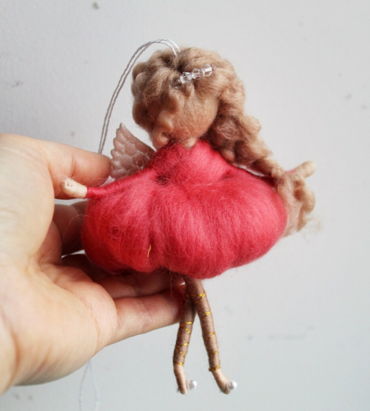 Лялечка сувенір ангел з вовни в пишній рожевій сукні