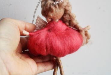 Магія на долонях: міні лялька підвіска фея на нитці, яка вражає індивідуальністю та дивовижністю