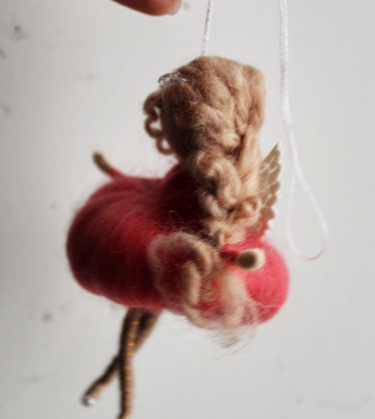 Лялечка сувенір ангел з вовни в пишній рожевій сукні