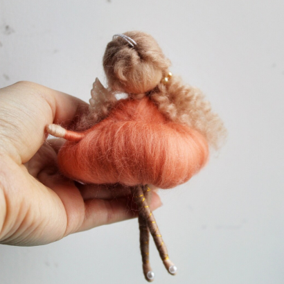 Дитяча лялечка сувенір підвіска фея з вовни в персиковій сукні