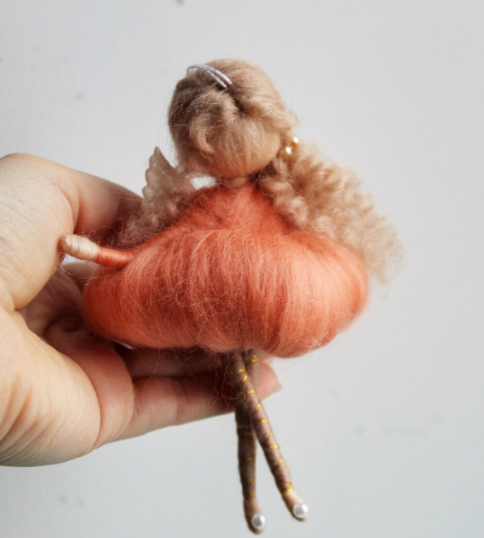 Дитяча лялечка сувенір підвіска фея з вовни в персиковій сукні