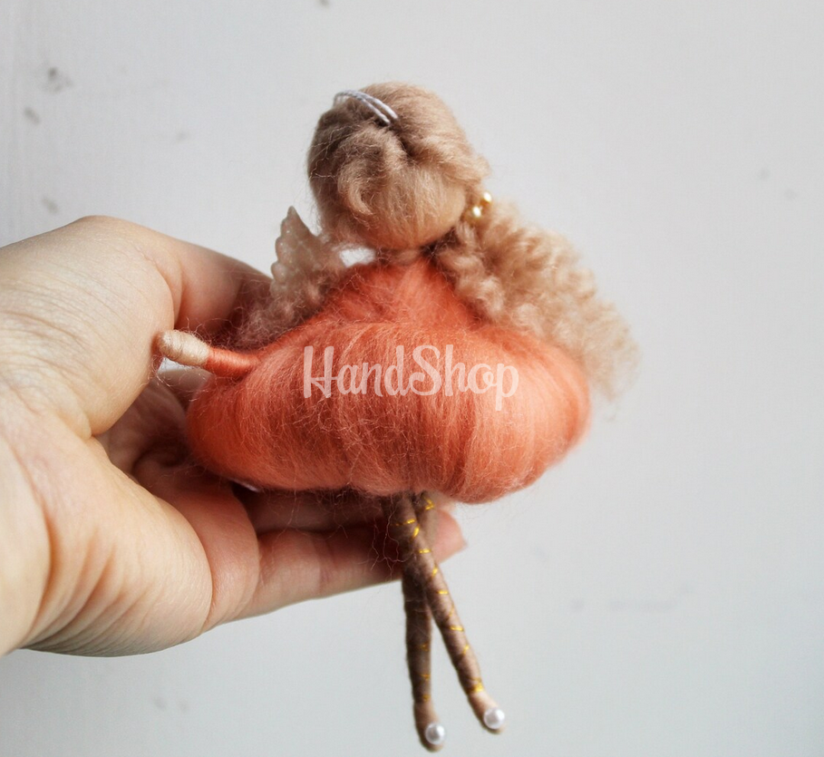 Дитяча лялечка сувенір підвіска фея з вовни в персиковій сукні Дитяча лялечка сувенір підвіска фея з вовни в персиковій сукні