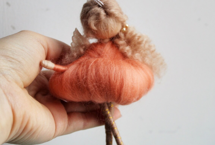 Сповнена cвітлом доброти: магічна лялька фея підвіска з вовни мериноса у пишній персиковій сукні
