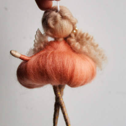 Дитяча лялечка сувенір підвіска фея з вовни в персиковій сукні