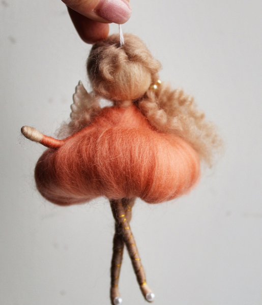 Дитяча лялечка сувенір підвіска фея з вовни в персиковій сукні