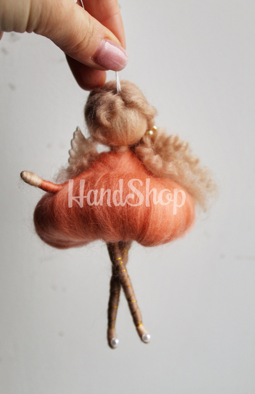 Дитяча лялечка сувенір підвіска фея з вовни в персиковій сукні Дитяча лялечка сувенір підвіска фея з вовни в персиковій сукні