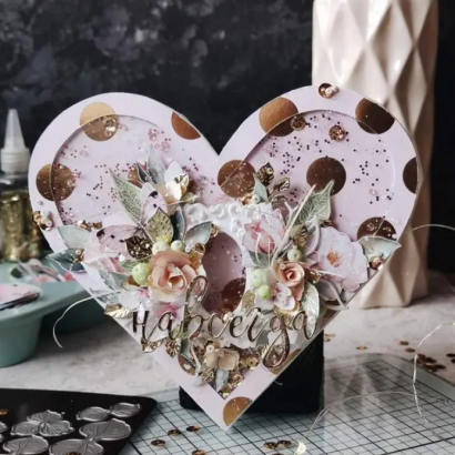 Серце тепла та ніжності: листівка-валентинка з об'ємним дизайном у рожевій гамі та унікальними ручними елементами